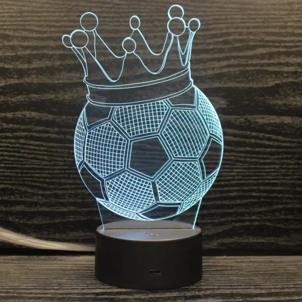 Sej fodbold 3D lampe. Lysende fodbold med en kongekrone på.