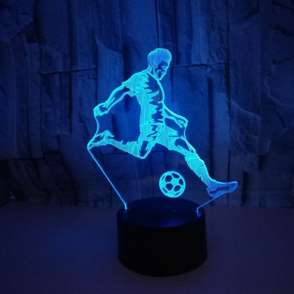 fodbold 3D natlampe med en lysende fodboldspille der sparker til bolden