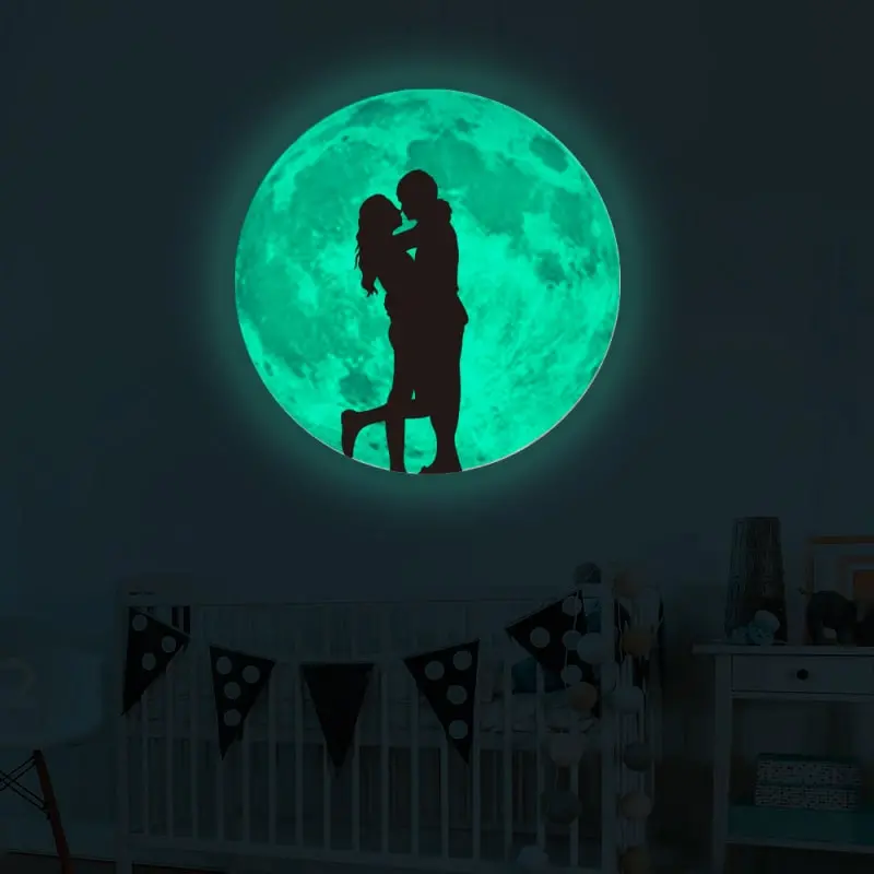 Stor selvlysende måne wallsticker. 30 cm. Et forelsket par. Lyserød. Stor selvlysende måne wallsticker. 30 cm. Et forelsket par. Lyserød. - Image 2