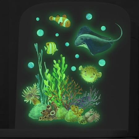 Selvlysende wallsticker med flotte fisk, en rokke, koraller mm - Grøn Flot selvlysende wallsticker med fisk, rokke og koraller. Grøn