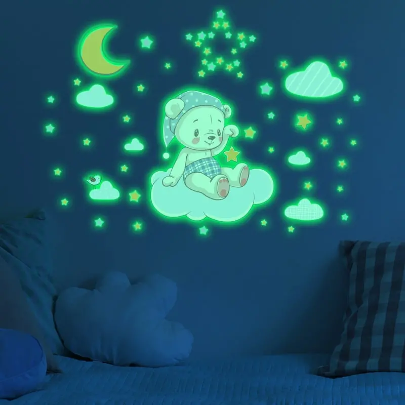 Sød selvlysende wallsticker med en lille bamse der sidder på en sky, omgivet af masser af stjerner. Sød selvlysende wallsticker med en lille bamse der sidder på en sky, omgivet af masser af stjerner. - Image 3