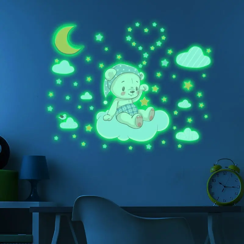 Sød selvlysende wallsticker med en lille bamse der sidder på en sky, omgivet af masser af stjerner. Sød selvlysende wallsticker med en lille bamse der sidder på en sky, omgivet af masser af stjerner. - Image 5