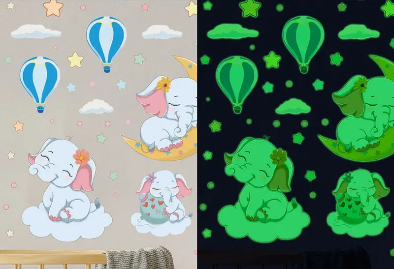 Sød selvlysende wallsticker med tre små elefant unger blandt luftballoner og stjerner. Sød selvlysende wallsticker med tre små elefant unger blandt luftballoner og stjerner. - Image 5