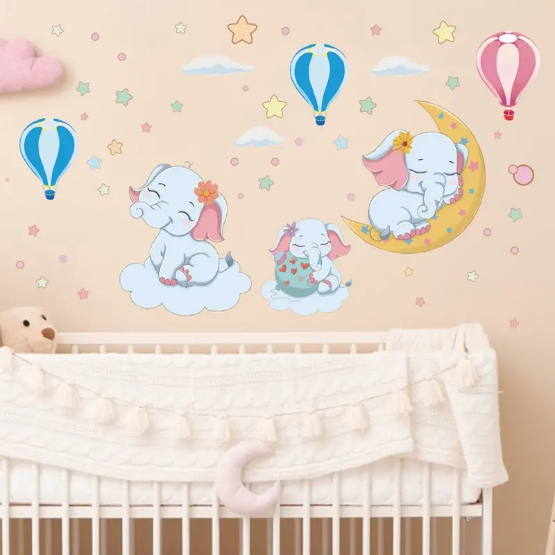 Sød selvlysende wallsticker med tre små elefant unger blandt luftballoner og stjerner. Sød selvlysende wallsticker med tre små elefant unger blandt luftballoner og stjerner. - Image 4