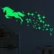 Selvlysende wallsticker med en Enhjørning samt 49 stjerner.