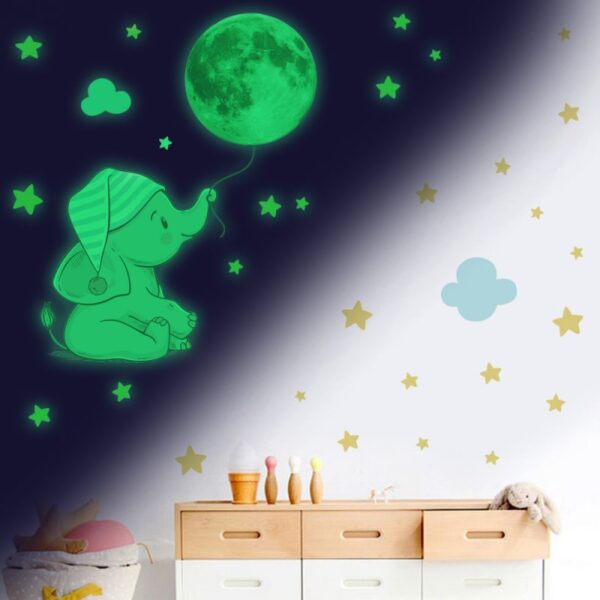 selvlysende wallsticker med en lille elefant unge der holder månen i en snor