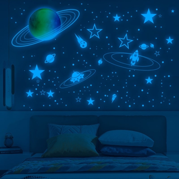 Selvlysende wallsticker med en stjernehimmel + farverig måne