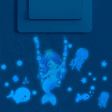 Sød lille selvlysende wallsticker med en gyngende havfrue.